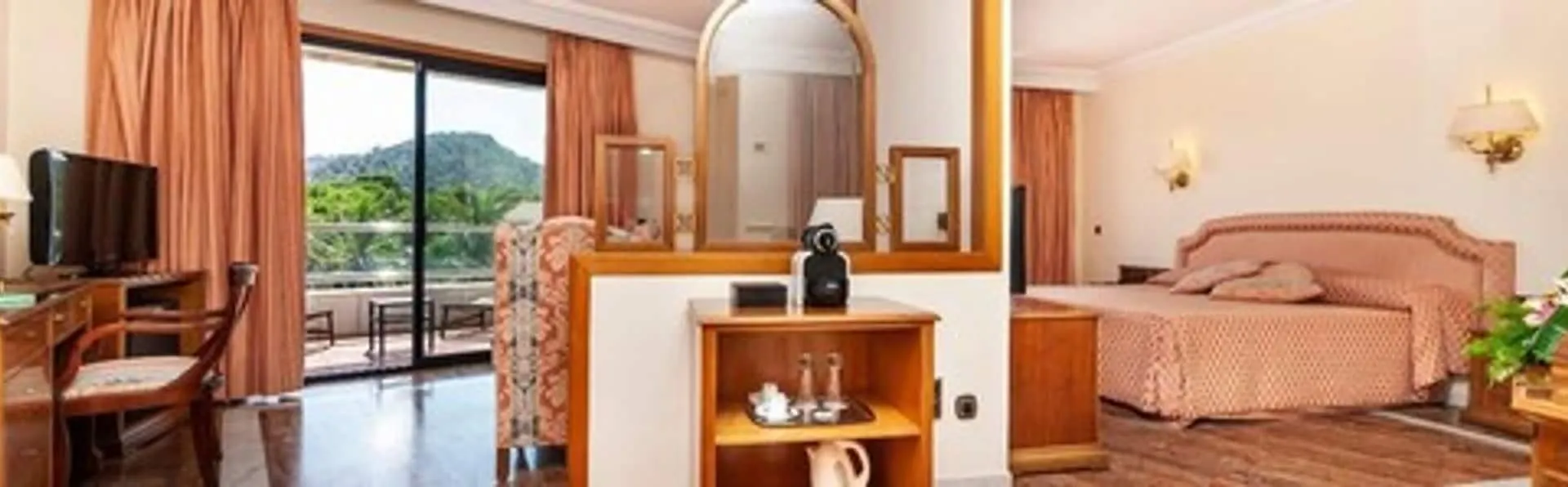 Hotel Serrano Palace 칼라 라트자다